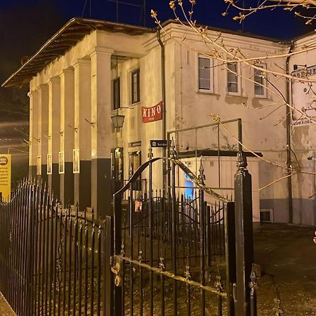 Pokoje Goscinne W Starym Kinie Устка Экстерьер фото