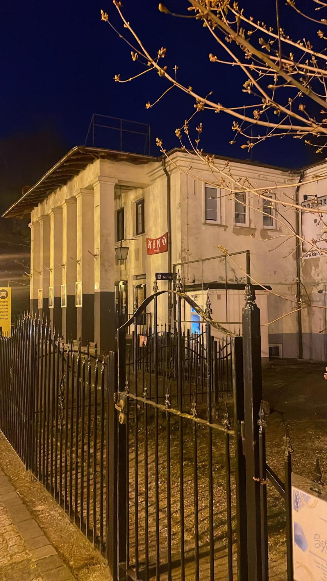 Pokoje Goscinne W Starym Kinie Устка Экстерьер фото